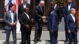 Joe Biden podává ruku senegalskému prezidentovi Mackymu Sallovi