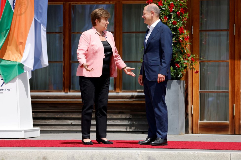 Německý kancléř Olaf Scholz vítá výkonnou ředitelku Mezinárodního měnového fondu (MMF) Kristalinu Georgievovou. (Summit G7, 27. 6. 2022)