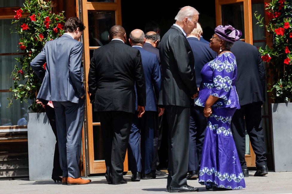 Americký prezident Joe Biden a generální ředitelka Světové obchodní organizace Ngozi Okonjo-Iweala. (Summit G7, 27. 6. 2022)