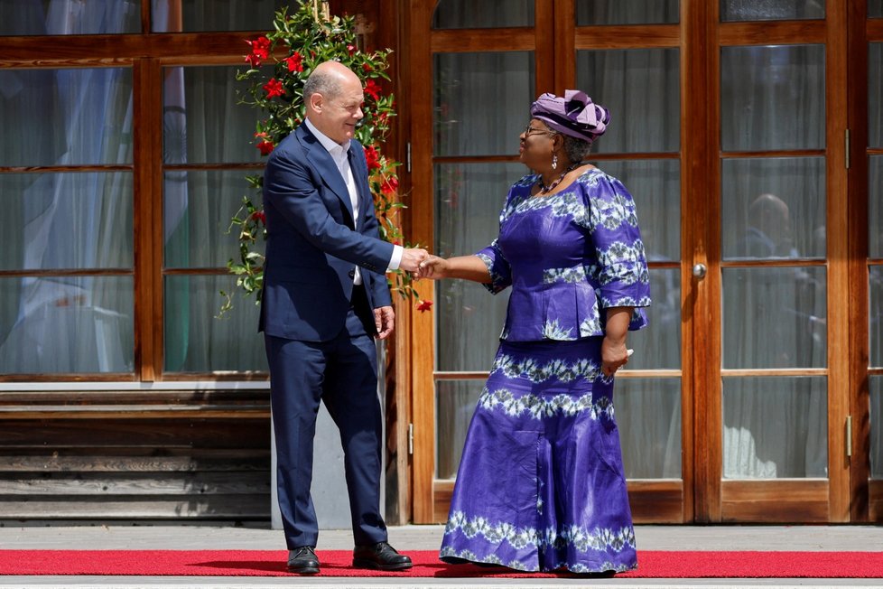 Olaf Scholz a generální ředitelka Světové obchodní organizace Ngozi Okonjo-Iweala. (Summit G7, 27. 6. 2022)