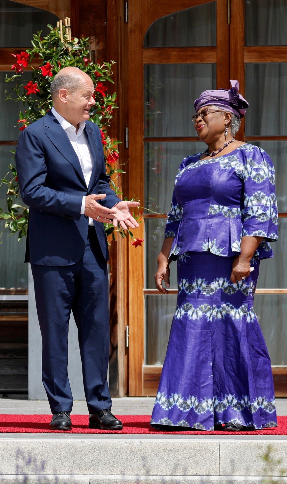Olaf Scholz a generální ředitelka Světové obchodní organizace Ngozi Okonjo-Iweala. (Summit G7, 27. 6. 2022)