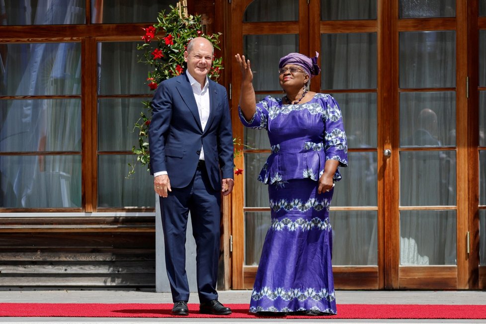 Olaf Scholz a generální ředitelka Světové obchodní organizace Ngozi Okonjo-Iweala. (Summit G7, 27. 6. 2022)