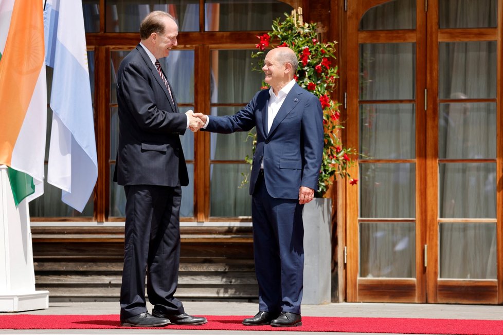 Německý kancléř Olaf Scholz vítá prezidenta Světové banky Davida Malpasse. (Summit G7, 27. 6. 2022)
