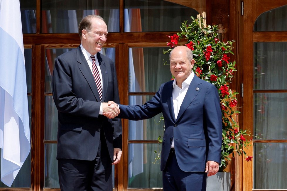 Německý kancléř Olaf Scholz vítá prezidenta Světové banky Davida Malpasse. (Summit G7, 27. 6. 2022)