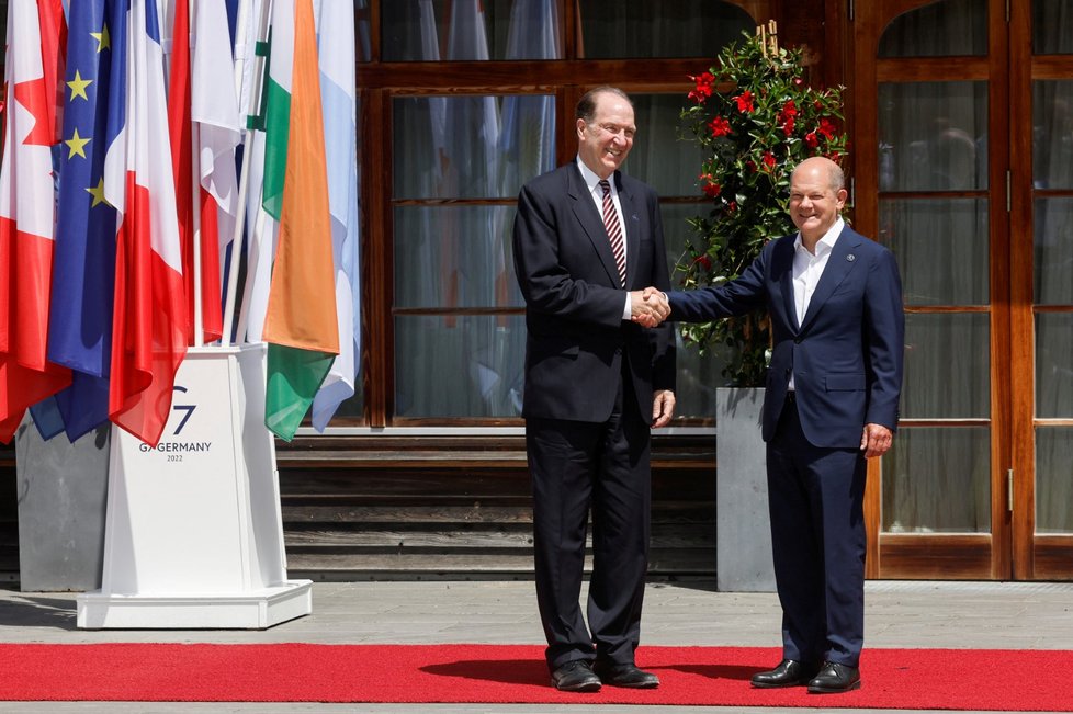 Německý kancléř Olaf Scholz vítá prezidenta Světové banky Davida Malpasse. (Summit G7, 27. 6. 2022)