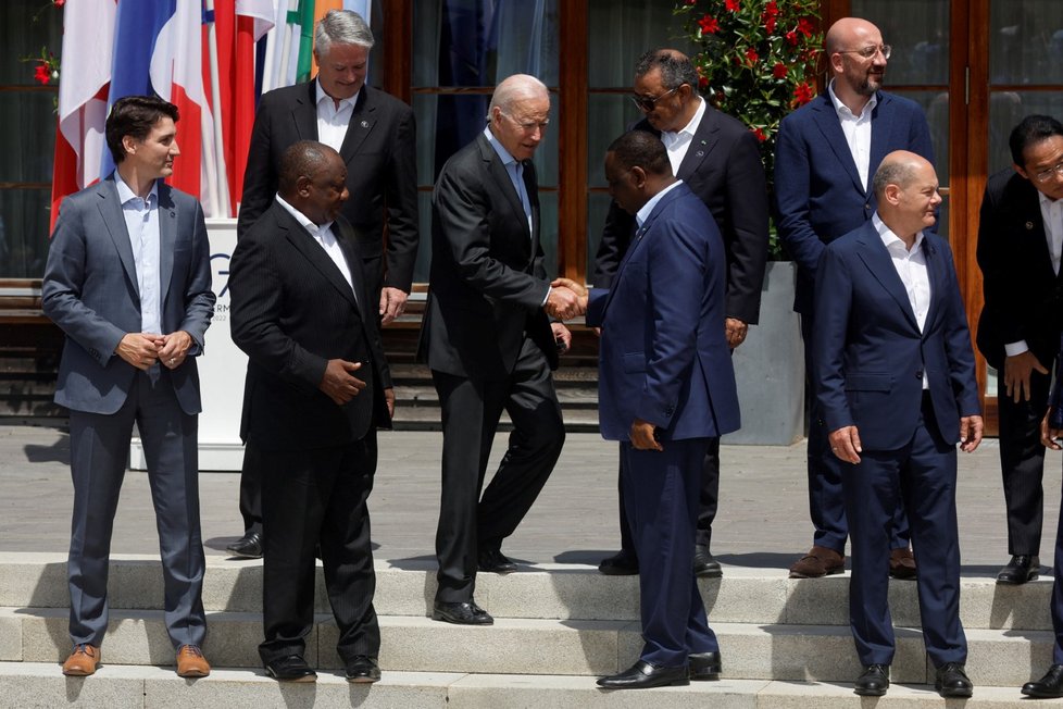 Joe Biden a senegalský prezident Macky Sall. Joe Biden a Olaf Scholz. (Summit G7, 27. 6. 2022)