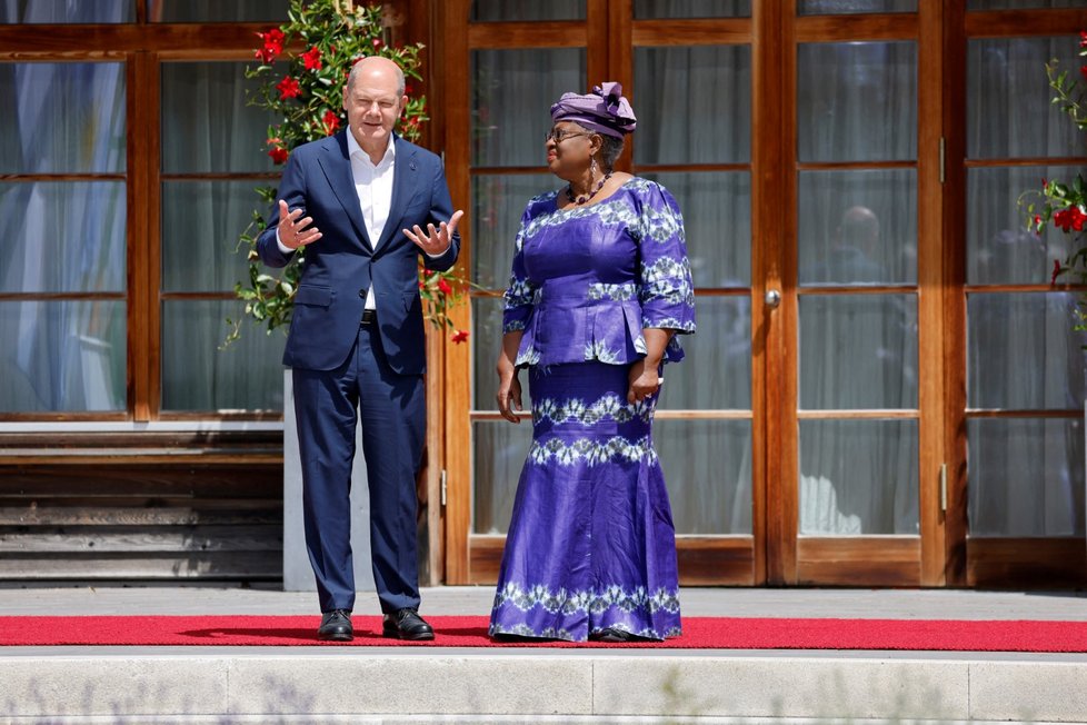 Olaf Scholz a generální ředitelka Světové obchodní organizace Ngozi Okonjo-Iweala. (Summit G7, 27. 6. 2022)