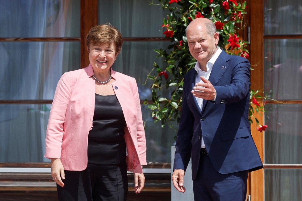 Německý kancléř Olaf Scholz vítá výkonnou ředitelku Mezinárodního měnového fondu (MMF) Kristalinu Georgievovou. (Summit G7, 27. 6. 2022)