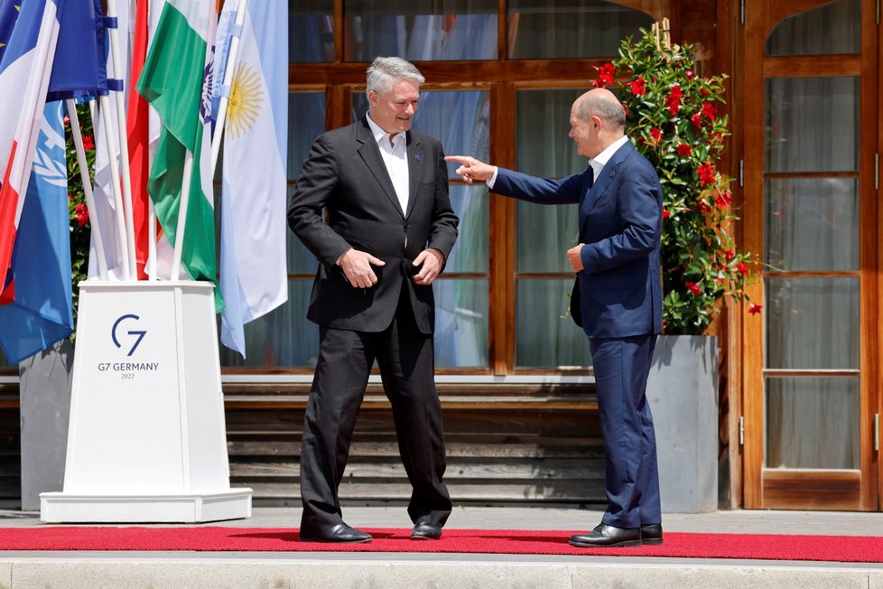 Německý kancléř Olaf Scholz vítá generálního tajemníka Organizace pro hospodářskou spolupráci a rozvoj (OECD) Mathiase Cormanna. (Summit G7, 27. 6. 2022)