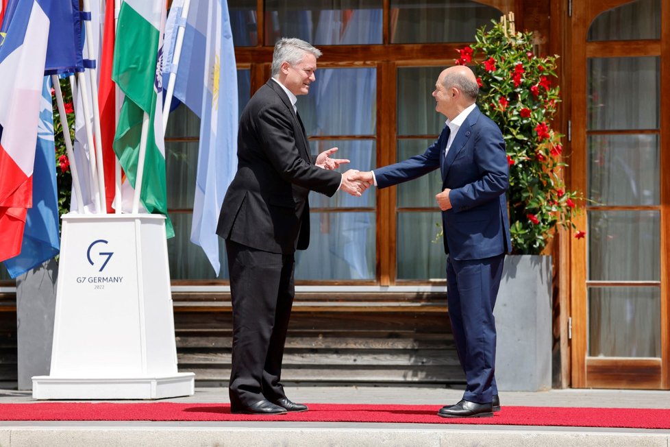 Německý kancléř Olaf Scholz vítá generálního tajemníka Organizace pro hospodářskou spolupráci a rozvoj (OECD) Mathiase Cormanna. (Summit G7, 27. 6. 2022)