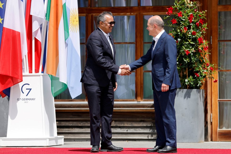 Německý kancléř Olaf Scholz vítá generálního ředitele Světové zdravotnické organizace Tedrose Adhanoma Ghebreyesuse. (Summit G7, 27. 6. 2022)