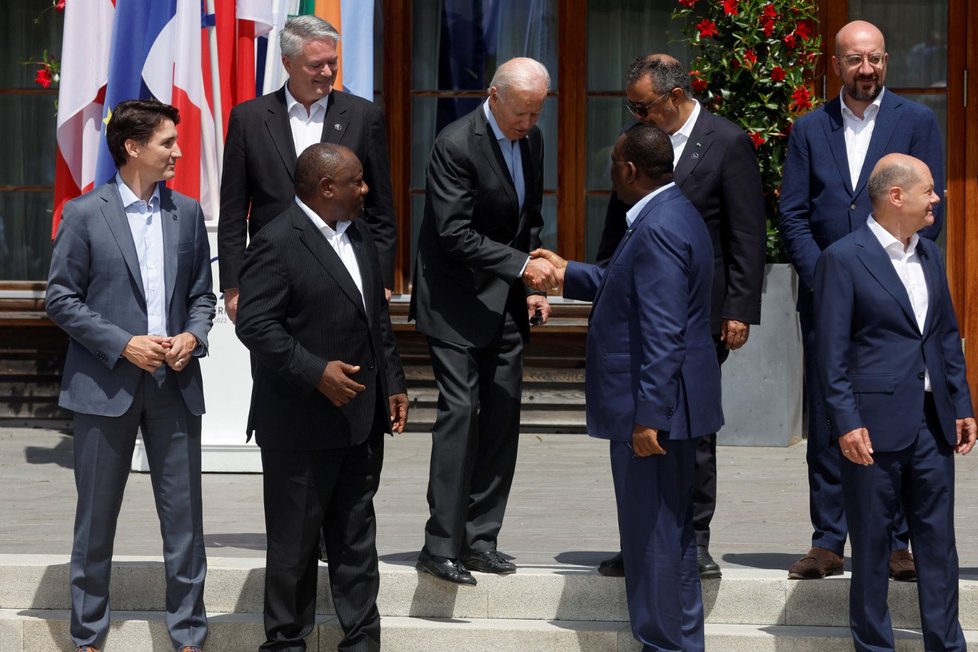 Joe Biden podává ruku senegalskému prezidentovi Mackymu Sallovi. (Summit G7, 27. 6. 2022)