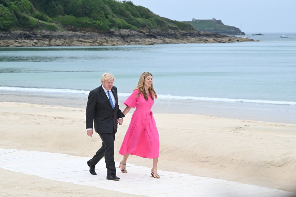 Summit G7: Boris Johnson s manželkou Carrie v Cornwallu hostili lídry skupiny G7.