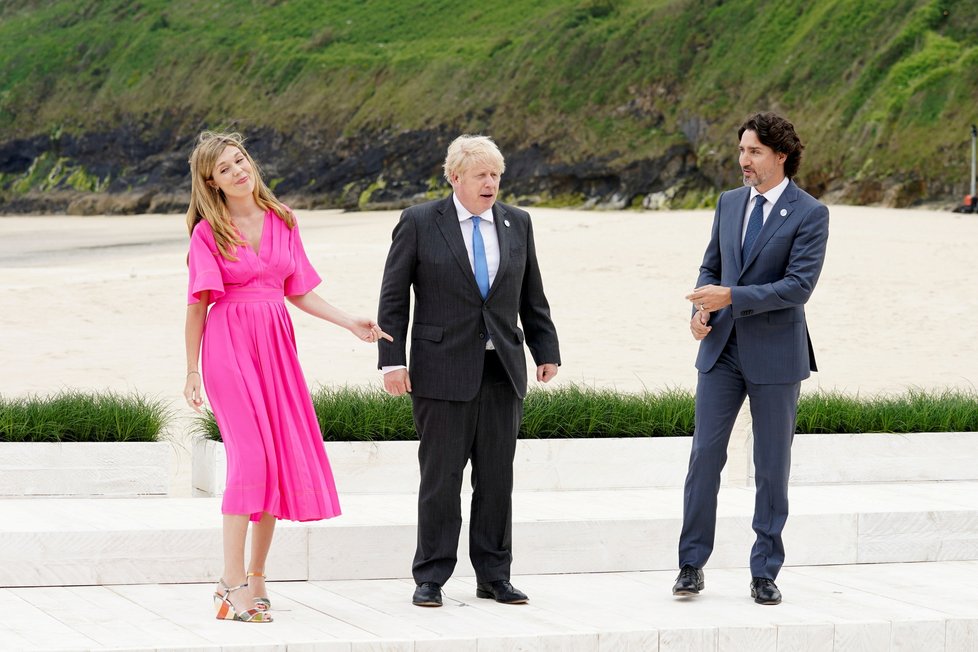 Summit G7: Boris Johnson s manželkou Carrie v Cornwallu hostili lídry skupiny G7. Také Johnsonová  „podlehla“ kouzlu kanadského premiéra Justina Trudeaua.