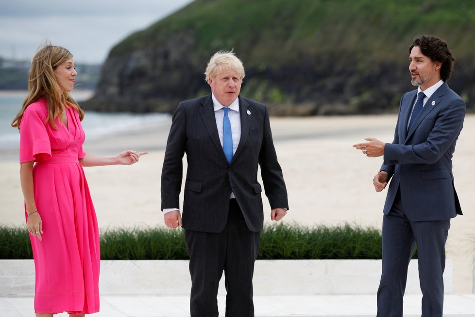 Summit G7: Boris Johnson s manželkou Carrie v Cornwallu hostili lídry skupiny G7.