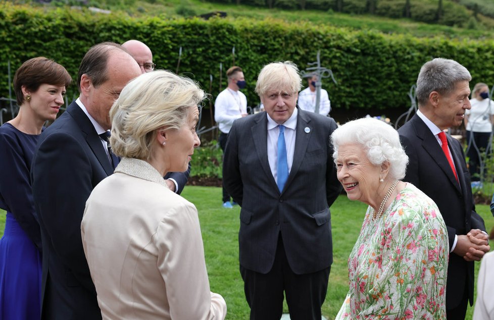 Ursula von der Leyenová s Alžbětou II. na summitu G7 (11. 6. 2021).