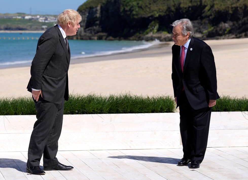 Britský premiér Boris Johnson a generální tajemník OSN António Guterres na summitu G7 v anglickém Cornwallu (12. 6. 2021)