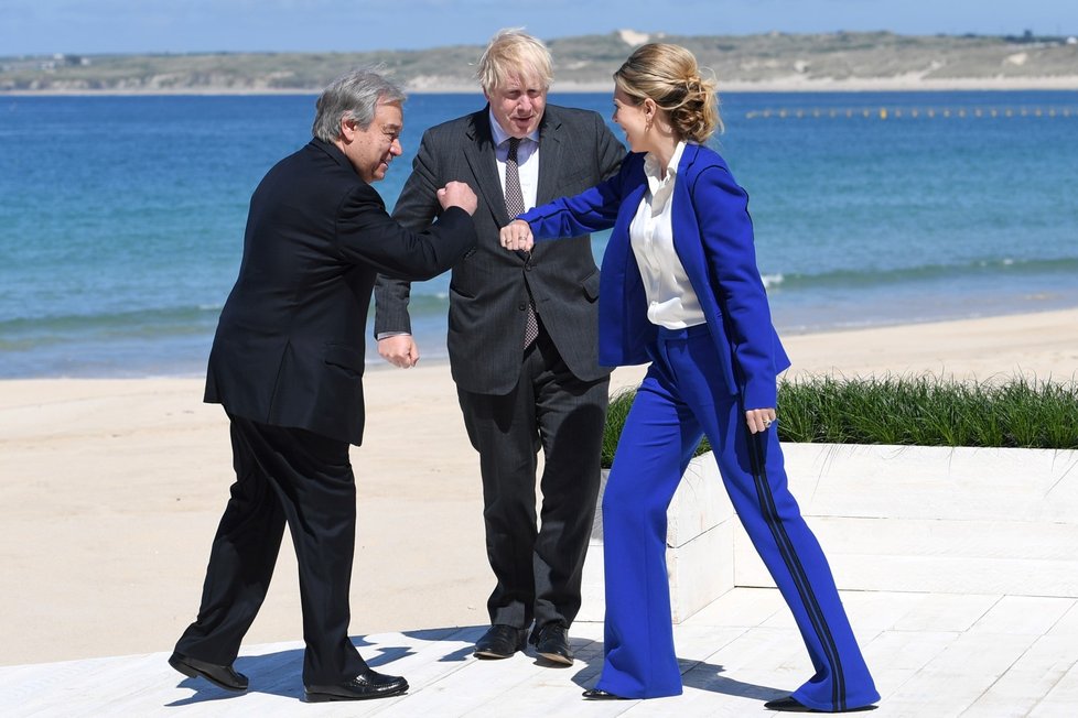 Britský premiér Boris Johnson s manželkou Carrie Johnsonovou vítají generálního tajemníka OSN Antónia Guterrese na summitu G7 v anglickém Cornwallu (12. 6. 2021)