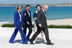 Britský ministerský předseda Boris Johnson se svou manželkou Carrie Johnsonovou na summitu G7 v anglickém Cornwallu. Vedle nich jde s manželkou jihokorejský prezident Moon Jae-in (12. 6. 2021)