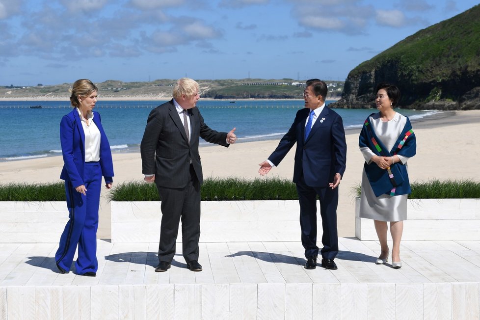 Britský ministerský předseda Boris Johnson se svou manželkou Carrie Johnsonovou vítají jihokorejského prezidenta Moon Jae-ina s manželkou na summitu G7 v anglickém Cornwallu (12. 6. 2021)