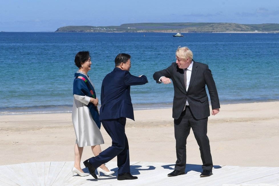 Britský ministerský předseda Boris Johnson vítá jihokorejského prezidenta Moon Jae-ina s manželkou na summitu G7 v anglickém Cornwallu (12. 6. 2021)