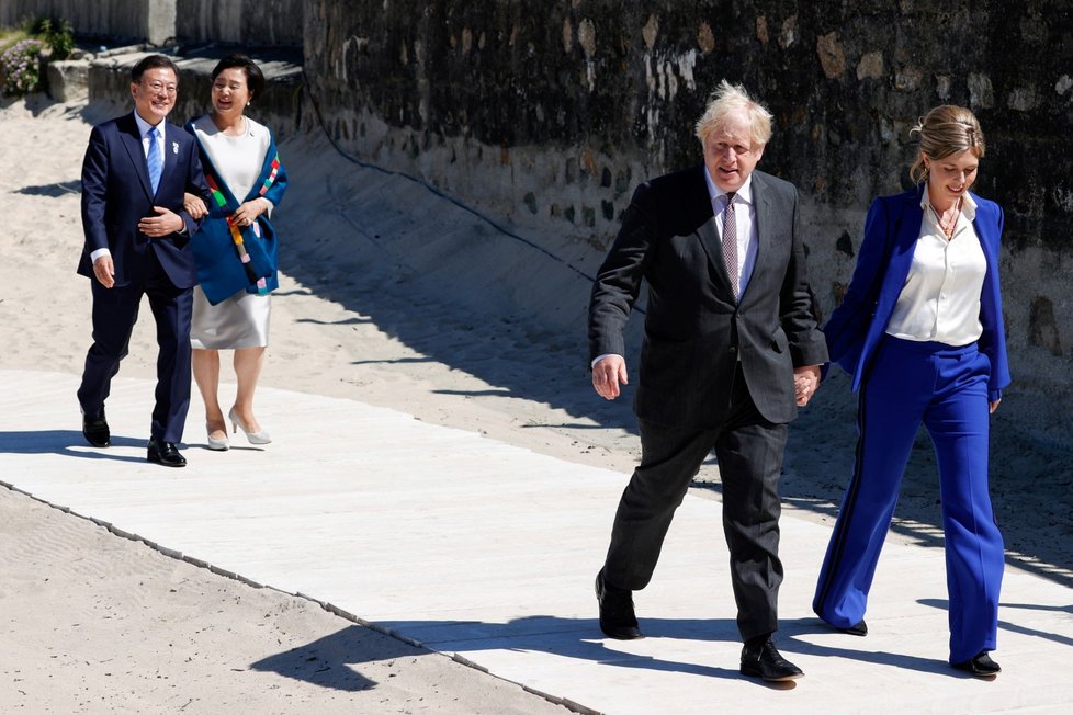 Britský ministerský předseda Boris Johnson se svou manželkou Carrie Johnsonovou na summitu G7 v anglickém Cornwallu. Za nimi jde s manželkou jihokorejský prezident Moon Jae-in (12. 6. 2021)