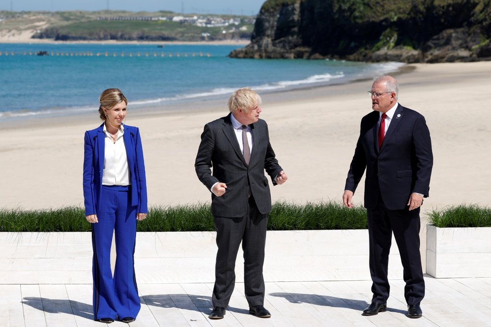 Britský premiér Boris Johnson s manželkou Carrie Johnsonovou vítají australského premiéra Scotta Morrisona na summitu G7 v anglickém Cornwallu (12. 6. 2021)