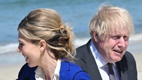 Britský ministerský předseda Boris Johnson se svou manželkou Carrie Johnsonovou na summitu G7 v anglickém Cornwallu (12. 6. 2021)