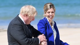Britský ministerský předseda Boris Johnson se svou manželkou Carrie Johnsonovou na summitu G7 v anglickém Cornwallu (12. 6. 2021)