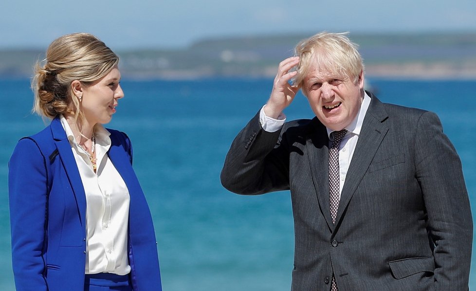 Britský ministerský předseda Boris Johnson se svou manželkou Carrie Johnsonovou na summitu G7 v anglickém Cornwallu (12. 6. 2021)