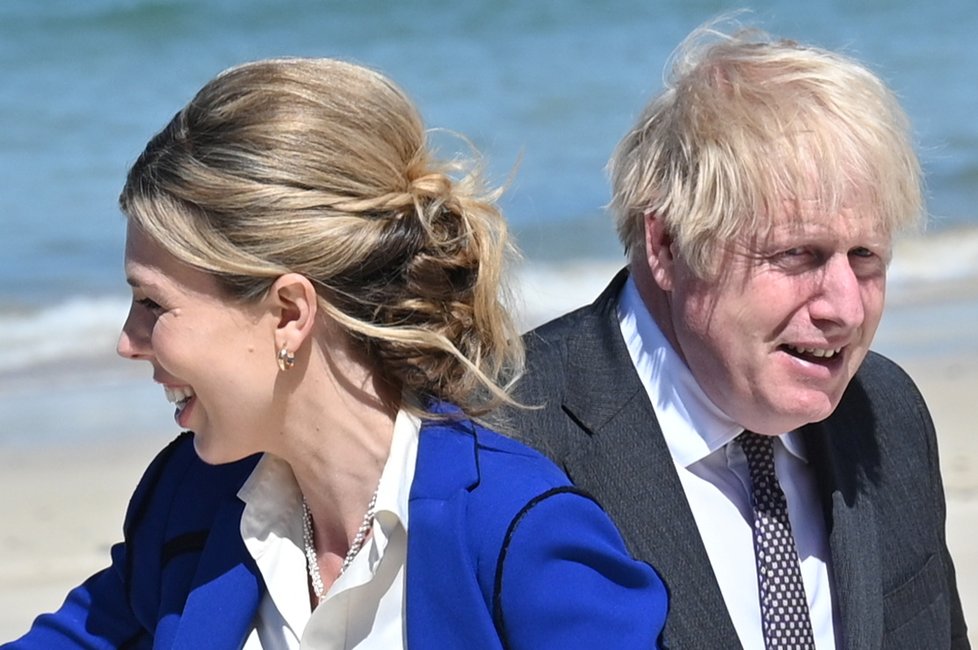 Britský ministerský předseda Boris Johnson se svou manželkou Carrie Johnsonovou na summitu G7 v anglickém Cornwallu (12. 6. 2021)