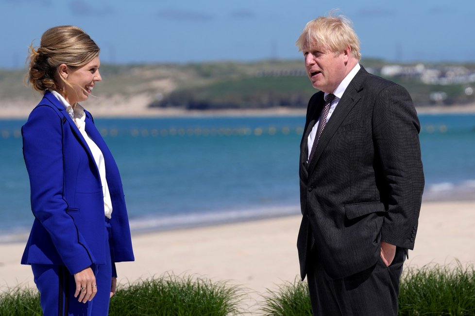 Britský ministerský předseda Boris Johnson se svou manželkou Carrie Johnsonovou na summitu G7 v anglickém Cornwallu (12. 6. 2021)