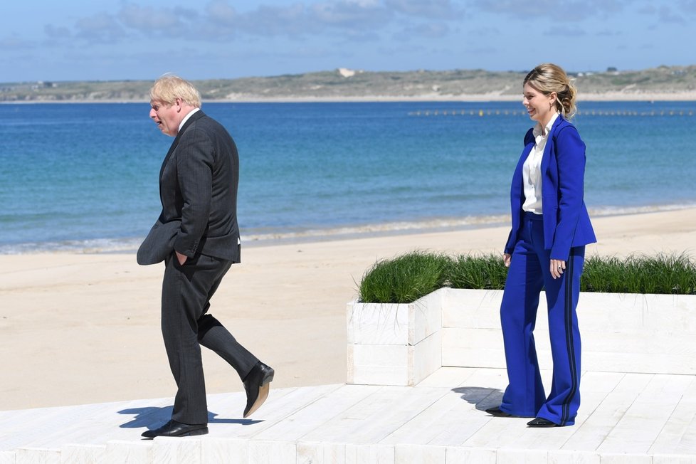 Britský ministerský předseda Boris Johnson se svou manželkou Carrie Johnsonovou na summitu G7 v anglickém Cornwallu (12. 6. 2021)