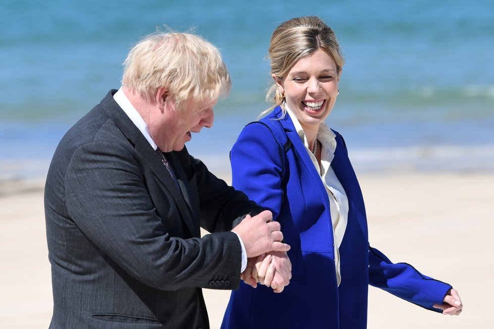 Britský ministerský předseda Boris Johnson se svou manželkou Carrie Johnsonovou na summitu G7 v anglickém Cornwallu (12. 6. 2021)