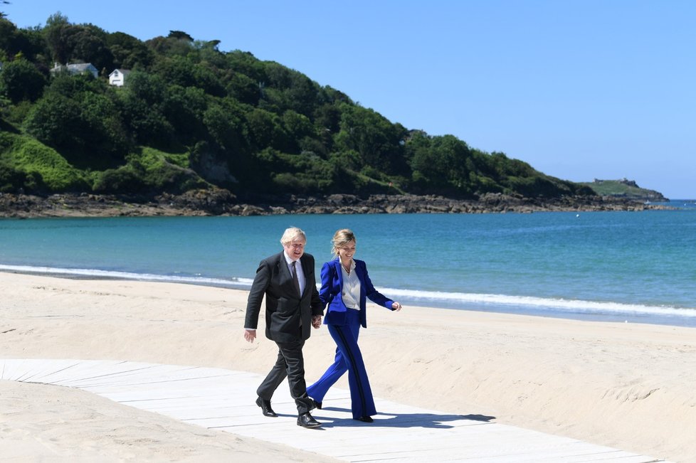 Britský ministerský předseda Boris Johnson se svou manželkou Carrie Johnsonovou na summitu G7 v anglickém Cornwallu (12. 6. 2021)