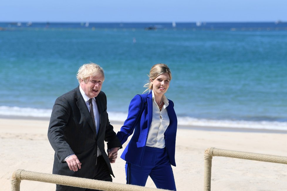 Britský ministerský předseda Boris Johnson se svou manželkou Carrie Johnsonovou na summitu G7 v anglickém Cornwallu (12. 6. 2021)