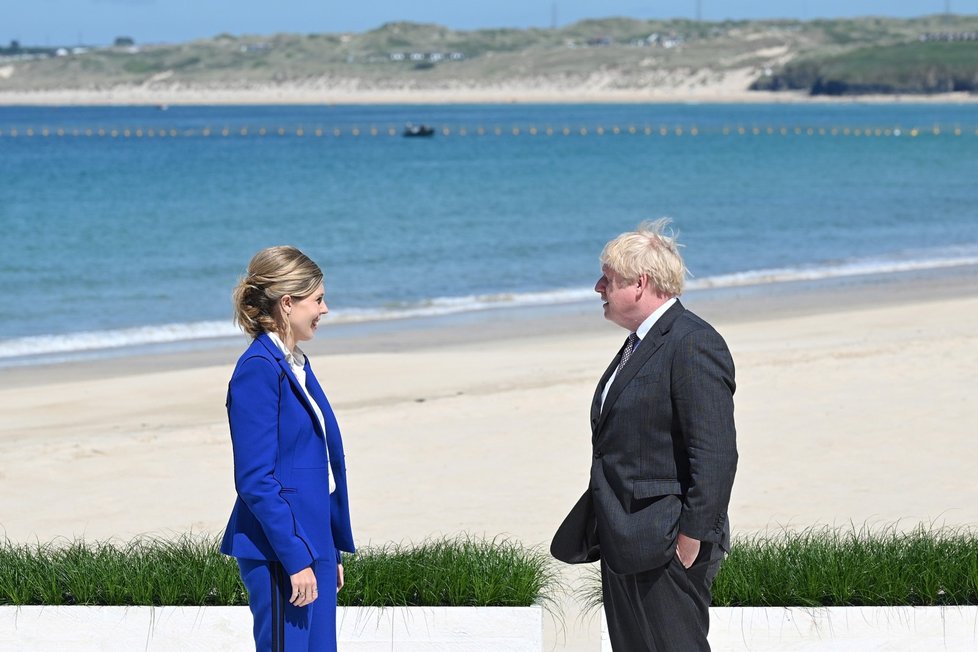 Britský ministerský předseda Boris Johnson se svou manželkou Carrie Johnsonovou na summitu G7 v anglickém Cornwallu (12. 6. 2021)