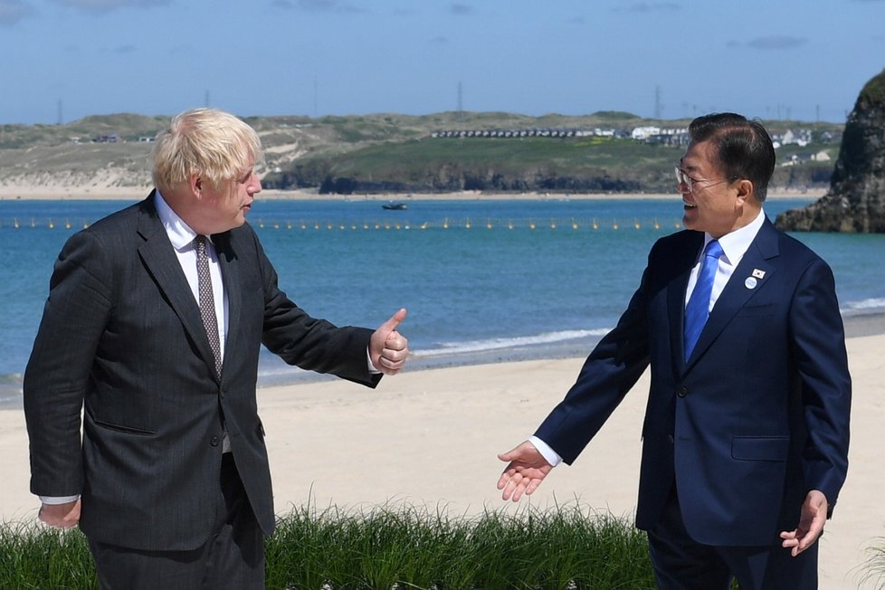 Britský ministerský předseda Boris Johnson vítá jihokorejského prezidenta Moon Jae-ina na summitu G7 v anglickém Cornwallu (12. 6. 2021)