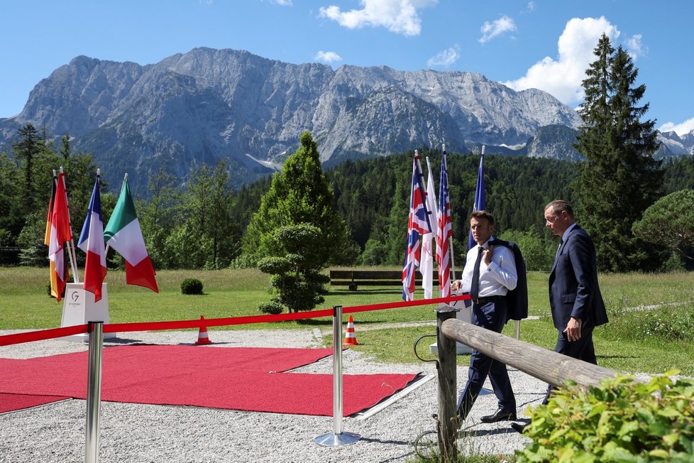 Francouzský prezident Emmanuel Macron na summitu G7 (26.6.2022)