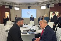 Rusko ustupuje, hlásí na summitu G7 Macron. Trump si chválil jednání se Zelenským