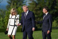 Macron jen přihlížel! Trump držel Brigitte za ruku a šeptal jí do ucha. Co jí řekl?