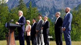 Summit G7: Premiér Japonska Fumio Kišida, šéfka EK Ursula von der Leyenová, šéf Evropské rady Charles Michel, premiér Itálie Mario Draghi, premiér Kanady Justin Trudeau, prezident Francie Emmanuel Macron, německý kancléř Olaf Scholz, americký prezident Joe Biden a britský premiér Boris Johnson (26.6.2022)