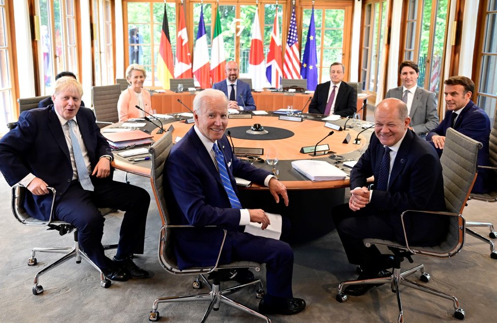 Summit G7: Premiér Japonska Fumio Kišida, šéfka EK Ursula von der Leyenová, šéf Evropské rady Charles Michel, premiér Itálie Mario Draghi, premiér Kanady Justin Trudeau, prezident Francie Emmanuel Macron, německý kancléř Olaf Scholz, americký prezident Joe Biden a britský premiér Boris Johnson (26.6.2022)