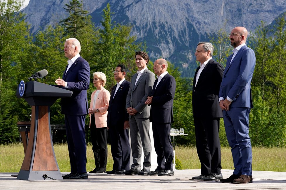 Summit G7: Premiér Japonska Fumio Kišida, šéfka EK Ursula von der Leyenová, šéf Evropské rady Charles Michel, premiér Itálie Mario Draghi, premiér Kanady Justin Trudeau, prezident Francie Emmanuel Macron, německý kancléř Olaf Scholz, americký prezident Joe Biden a britský premiér Boris Johnson (26.6.2022)