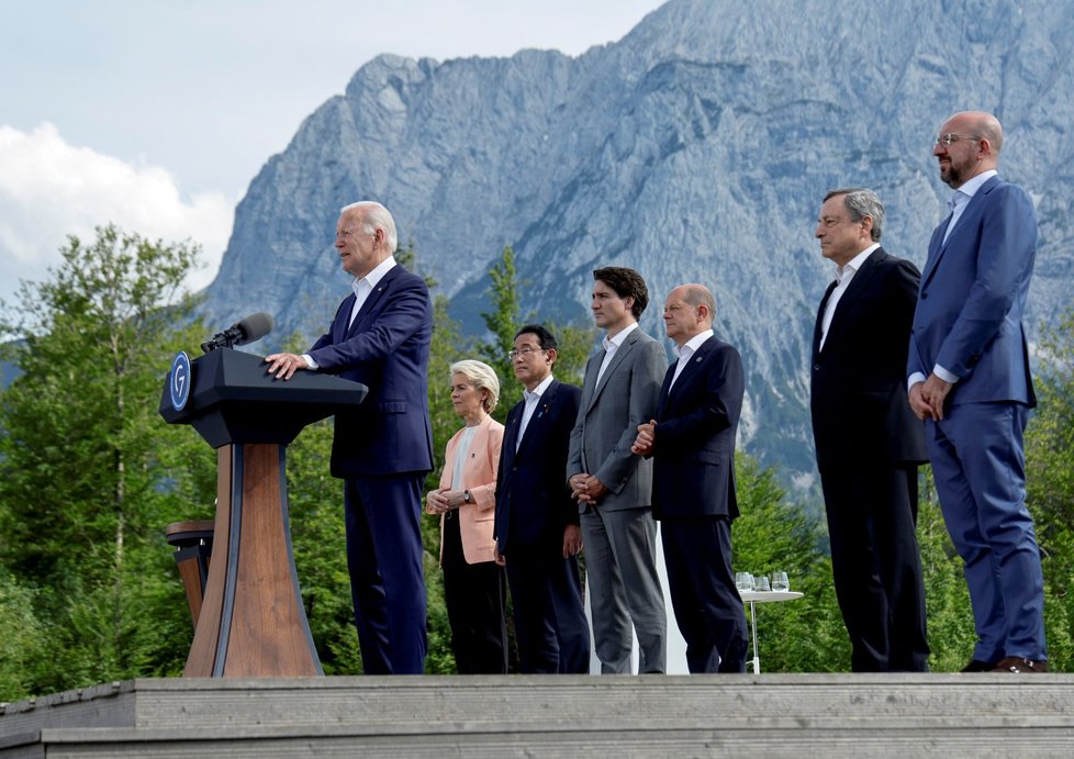 Summit G7: Premiér Japonska Fumio Kišida, šéfka EK Ursula von der Leyenová, šéf Evropské rady Charles Michel, premiér Itálie Mario Draghi, premiér Kanady Justin Trudeau, prezident Francie Emmanuel Macron, německý kancléř Olaf Scholz, americký prezident Joe Biden a britský premiér Boris Johnson (26. 6. 2022)