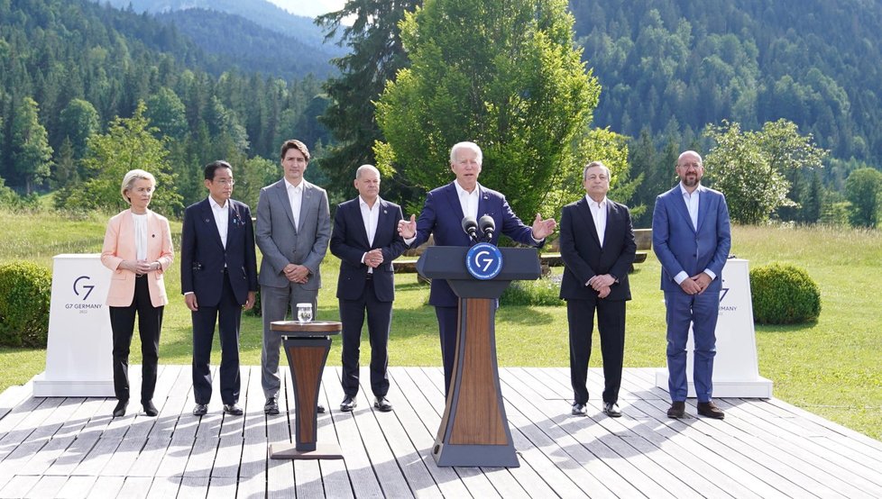 Summit G7: Premiér Japonska Fumio Kišida, šéfka EK Ursula von der Leyenová, šéf Evropské rady Charles Michel, premiér Itálie Mario Draghi, premiér Kanady Justin Trudeau, prezident Francie Emmanuel Macron, německý kancléř Olaf Scholz, americký prezident Joe Biden a britský premiér Boris Johnson (26. 6. 2022)