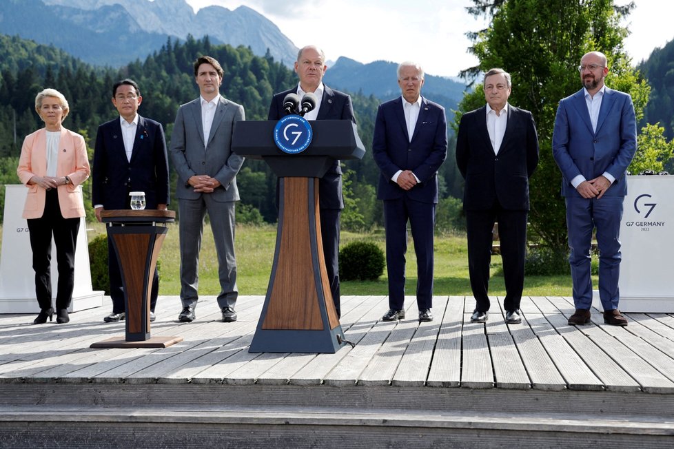 Summit G7: Premiér Japonska Fumio Kišida, šéfka EK Ursula von der Leyenová, šéf Evropské rady Charles Michel, premiér Itálie Mario Draghi, premiér Kanady Justin Trudeau, prezident Francie Emmanuel Macron, německý kancléř Olaf Scholz, americký prezident Joe Biden a britský premiér Boris Johnson (26. 6. 2022)