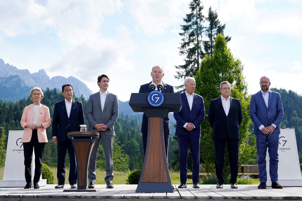 Summit G7: Premiér Japonska Fumio Kišida, šéfka EK Ursula von der Leyenová, šéf Evropské rady Charles Michel, premiér Itálie Mario Draghi, premiér Kanady Justin Trudeau, prezident Francie Emmanuel Macron, německý kancléř Olaf Scholz, americký prezident Joe Biden a britský premiér Boris Johnson (26. 6. 2022)