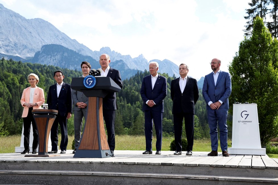 Summit G7: Premiér Japonska Fumio Kišida, šéfka EK Ursula von der Leyenová, šéf Evropské rady Charles Michel, premiér Itálie Mario Draghi, premiér Kanady Justin Trudeau, prezident Francie Emmanuel Macron, německý kancléř Olaf Scholz, americký prezident Joe Biden a britský premiér Boris Johnson (26. 6. 2022)