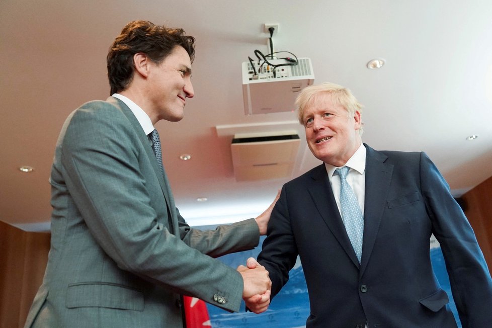 Kanadský premiér Justin Trudeau a britský premiér Boris Johnson na summitu G7 (26. 6. 2022)